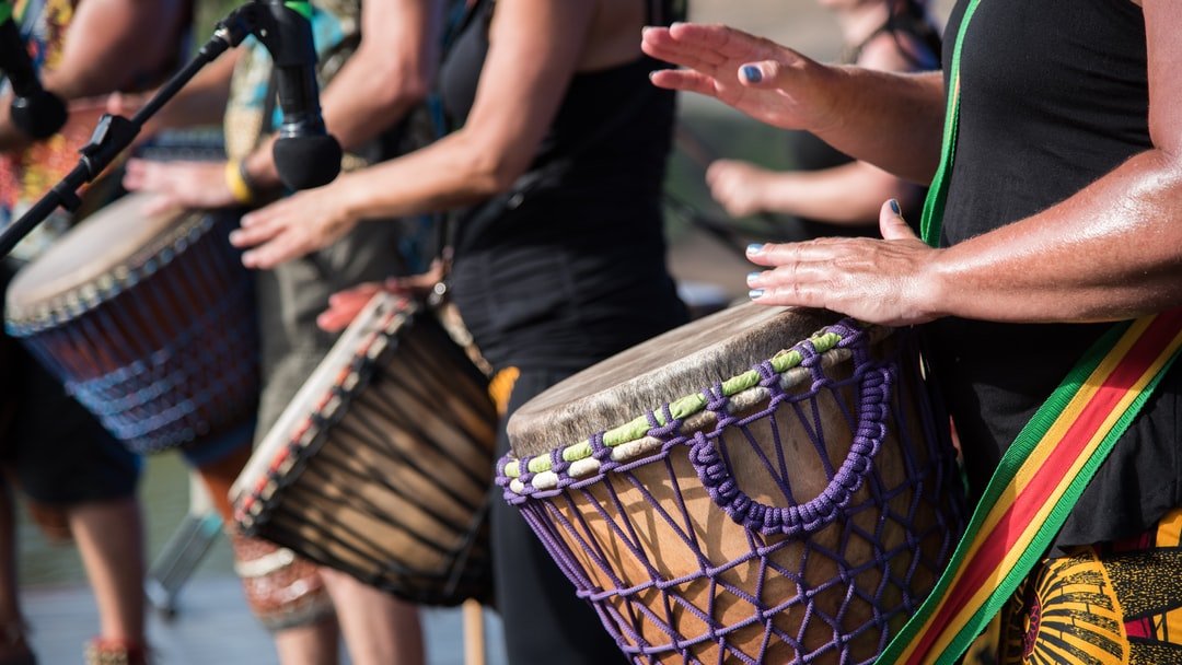 Ritmische Djembe spelers met microfoon
