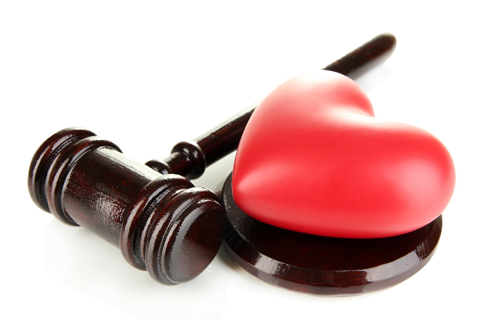 oordeel liefde door rechtshammer en rode plastic hart
