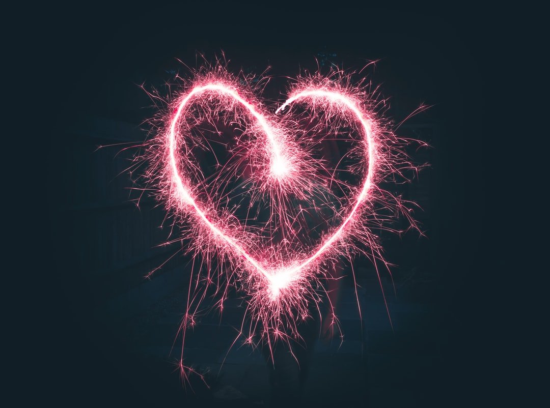 roze hart vuurwerk door sterretje met zwarte achtergrond