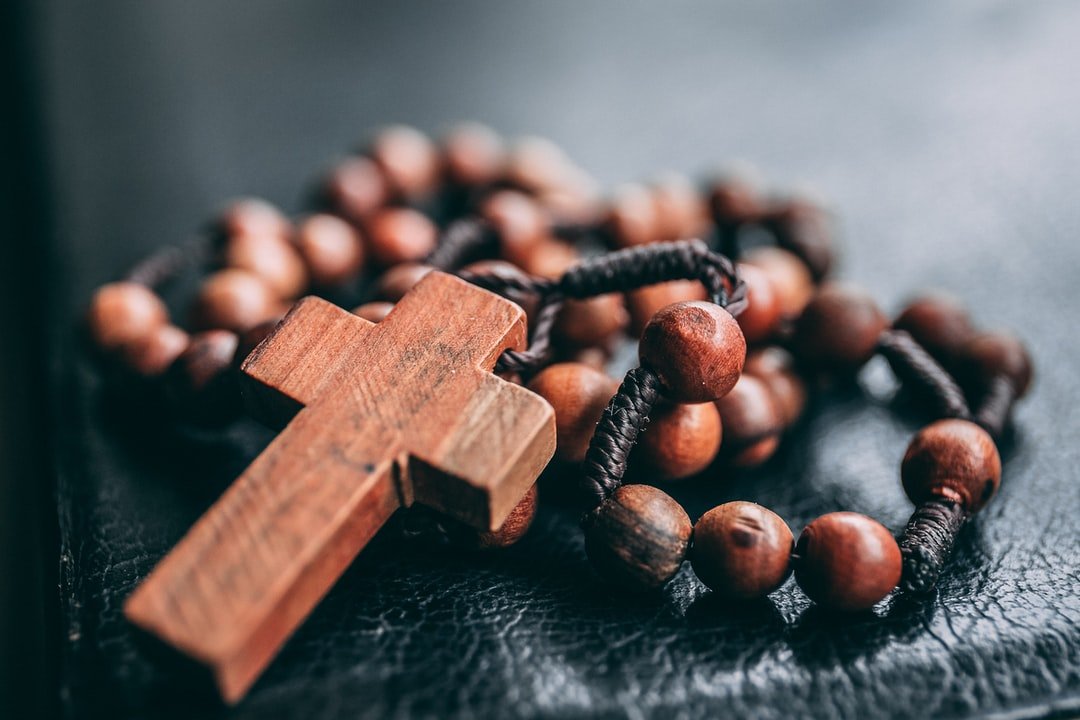 Moraliteit getoond door religieuze ketting met kruis