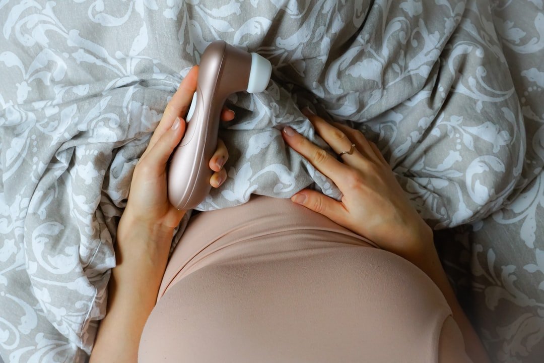 POV: vrouw met vibrator in bed met lakens en ring