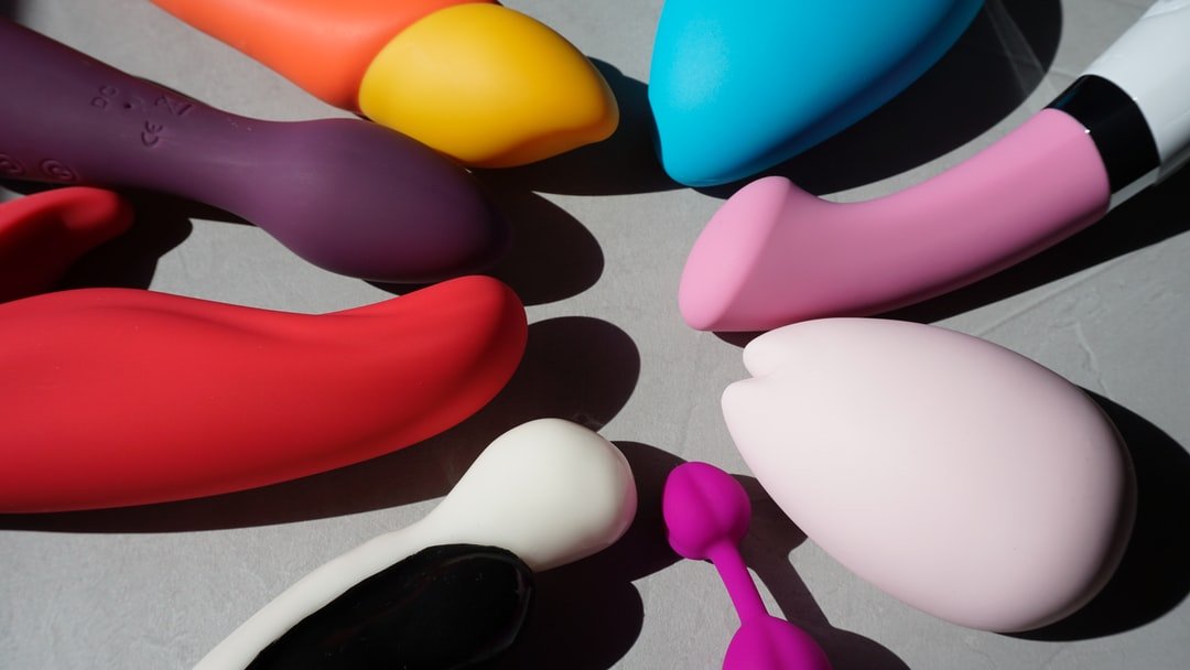 vibrators en sekspeeltjes in verschillende maten, vormen en kleuren